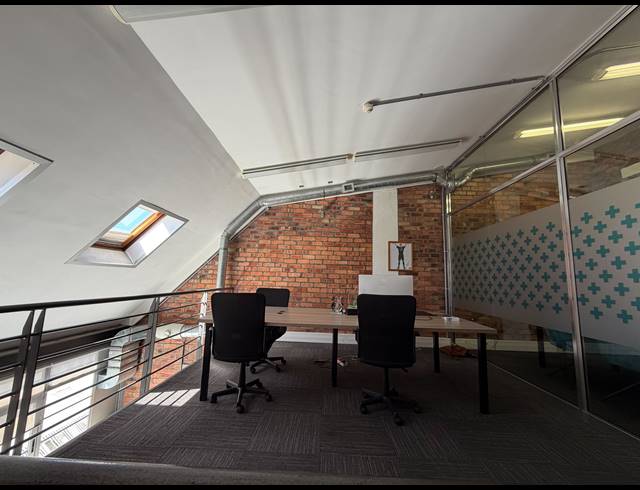 92M² BUILDING TO LET IN GREEN POINT
